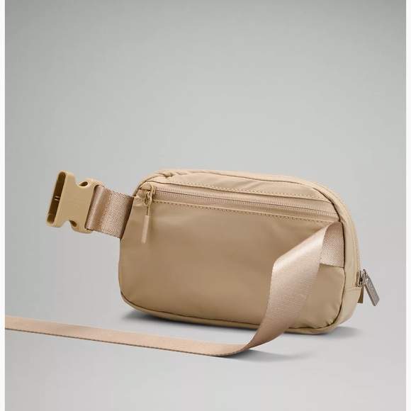 NWT Trench Lululemon Everywhere Belt Bag - Picture 5 of 17